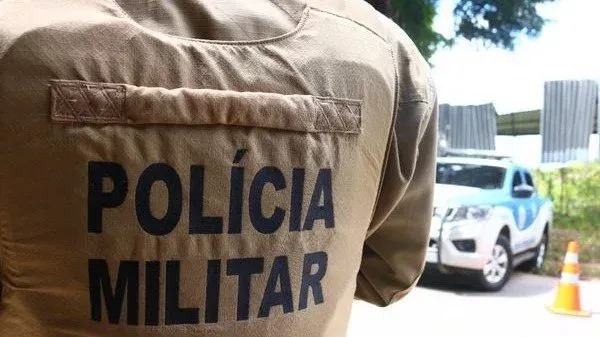 Policiais rodoviários realizam fiscalização em veículo na BA-447 após identificação de uma CNH com indícios de falsificação.