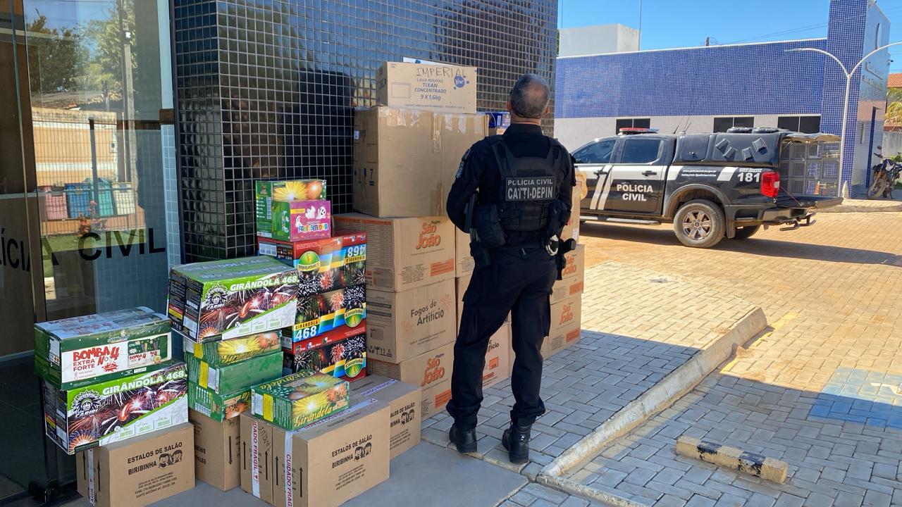 Policiais civis exibem caixas de fogos de artifício clandestinos apreendidos durante a Operação Em Chamas em municípios do interior da Bahia.