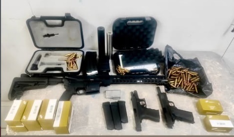 Armas de fogo e munições apreendidas pela Polícia Militar durante ocorrência de violência doméstica em Luís Eduardo Magalhães.