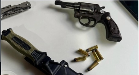 Revólver calibre .32, munições, canivete e faca apreendidos pela Polícia Militar durante abordagem a veículo em Santa Rita de Cássia, no oeste da Bahia.