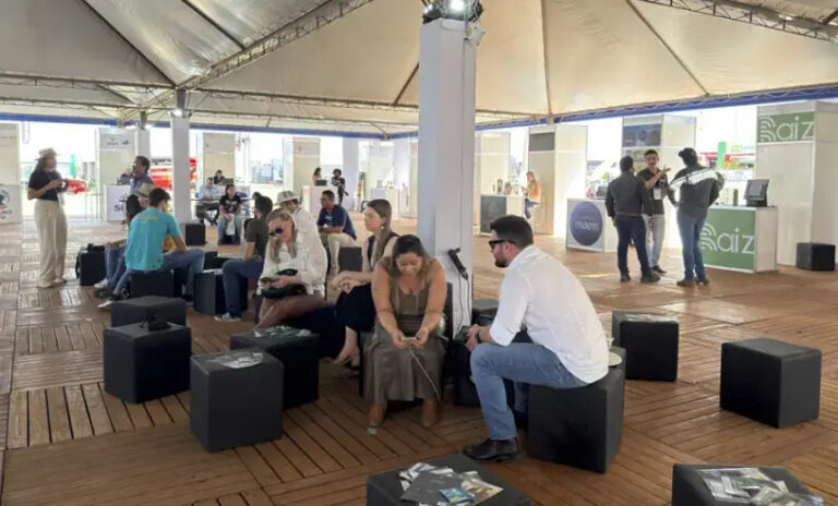 Visitantes conhecem soluções tecnológicas apresentadas por startups na Arena Sebrae Startups durante a Bahia Farm Show 2026, em Luís Eduardo Magalhães.