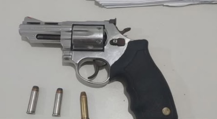 Policiais militares da 28ª CIPM exibem o revólver calibre .38 apreendido durante uma abordagem realizada nas proximidades da rodoviária de Barra, no oeste da Bahia.