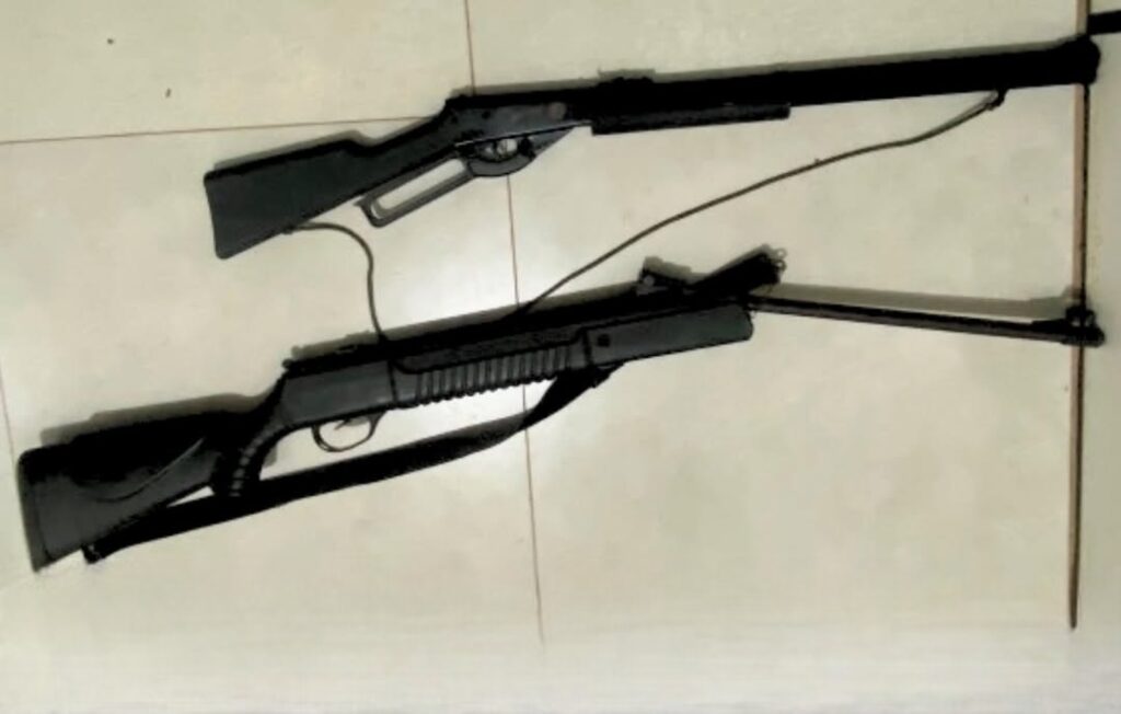 Material apreendido pela Polícia Militar em São Desidério e Roda Velha, incluindo rifle calibre .22, drogas e itens utilizados para acondicionamento de entorpecentes.