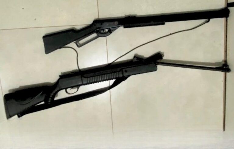 Material apreendido pela Polícia Militar em São Desidério e Roda Velha, incluindo rifle calibre .22, drogas e itens utilizados para acondicionamento de entorpecentes.