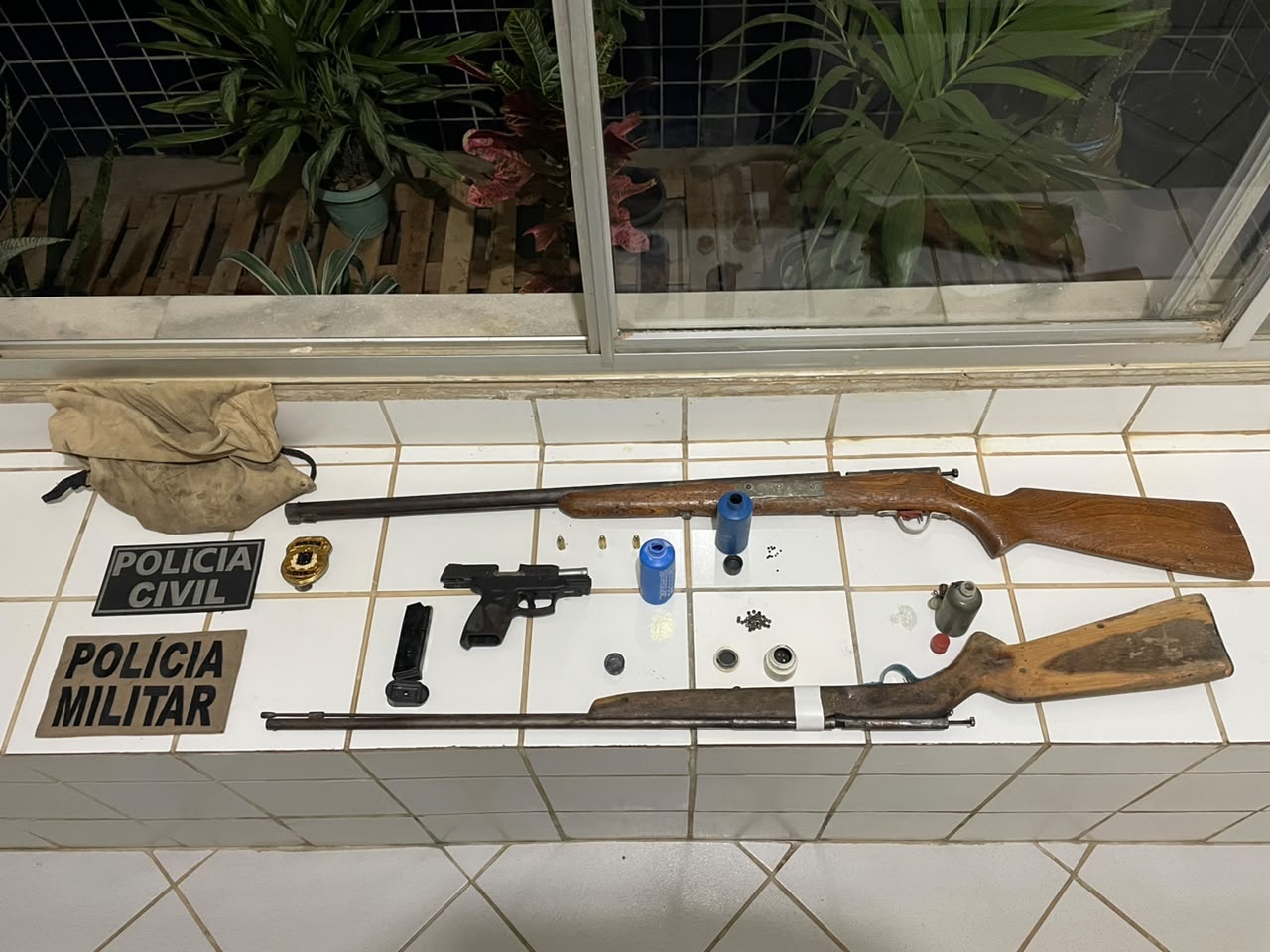 Armas de fogo, munições e materiais relacionados apreendidos pelas forças policiais durante operação na zona rural de Xique-Xique.