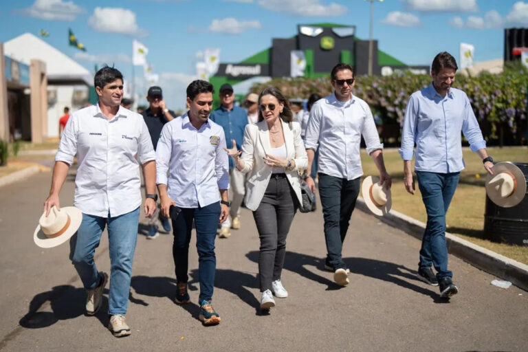 Isabela Suarez visita estandes da Bahia Farm Show 2026 acompanhada de representantes da Associação Comercial da Bahia e lideranças do agronegócio.