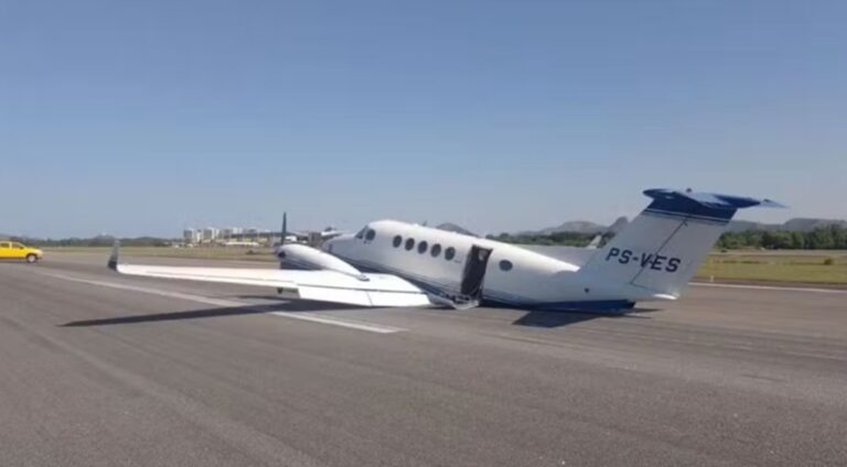 Avião particular parado na pista do Aeroporto de Vitória após realizar pouso de emergência devido a falha no trem de pouso.