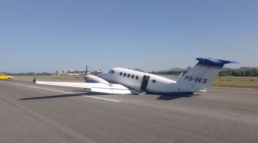 Avião particular parado na pista do Aeroporto de Vitória após realizar pouso de emergência devido a falha no trem de pouso.