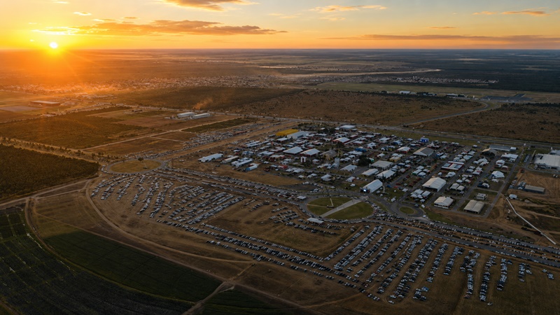 Vista da Bahia Farm Show 2026 com grande público circulando entre estandes de empresas do agronegócio durante a feira em Luís Eduardo Magalhães.