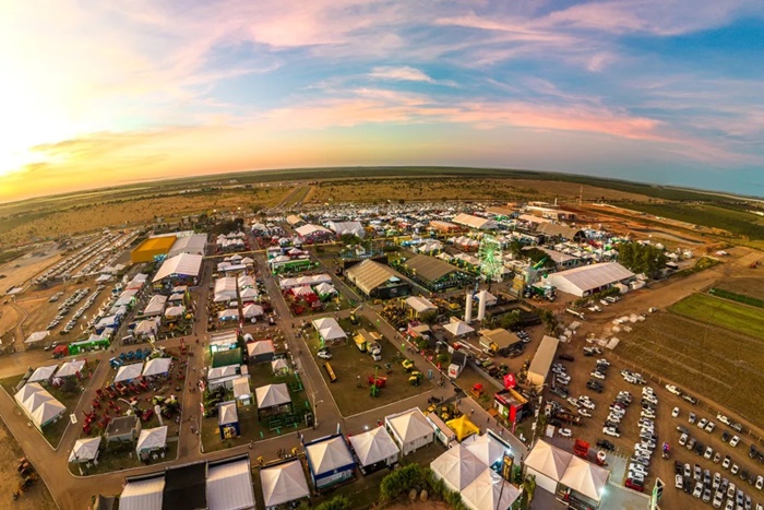 Visitantes e expositores durante a Bahia Farm Show 2026, em Luís Eduardo Magalhães, acompanhando novidades em tecnologia agrícola, máquinas e soluções para o agronegócio.