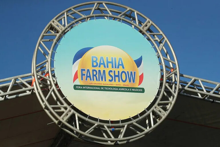 Área da Bahia Farm Show com estandes, máquinas agrícolas e visitantes durante a feira em Luís Eduardo Magalhães.