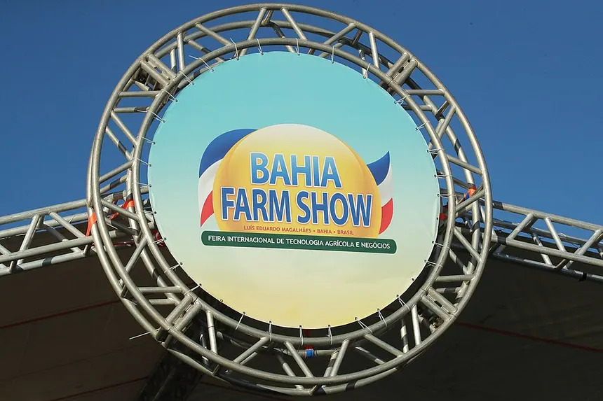 Área da Bahia Farm Show com estandes, máquinas agrícolas e visitantes durante a feira em Luís Eduardo Magalhães.