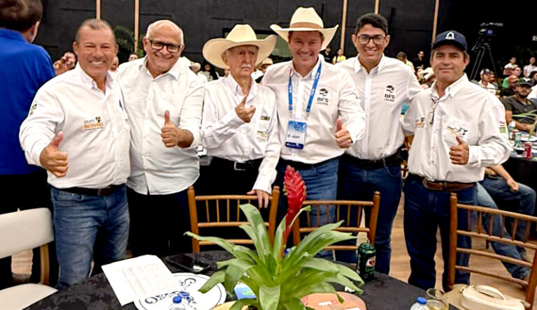 Criadores e compradores acompanham o Leilão BFS durante a Bahia Farm Show, com oferta de animais e touros Nelore.
