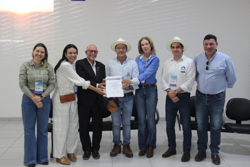 Representantes da Bahiagás e instituições parceiras durante assinatura de protocolo para projetos de biogás e biometano no Oeste da Bahia.