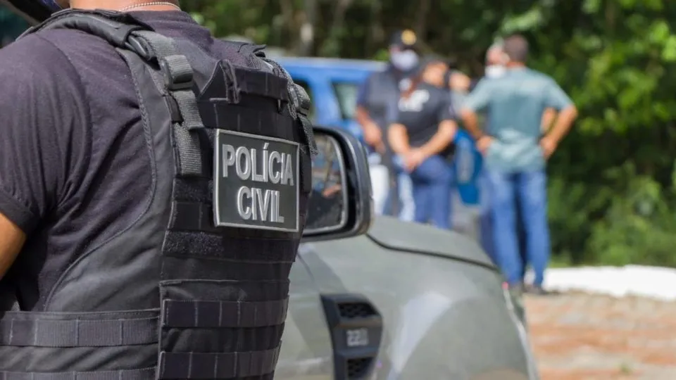 Fachada de delegacia onde uma mulher foi presa após comparecer para solicitar a restituição de dinheiro apreendido.