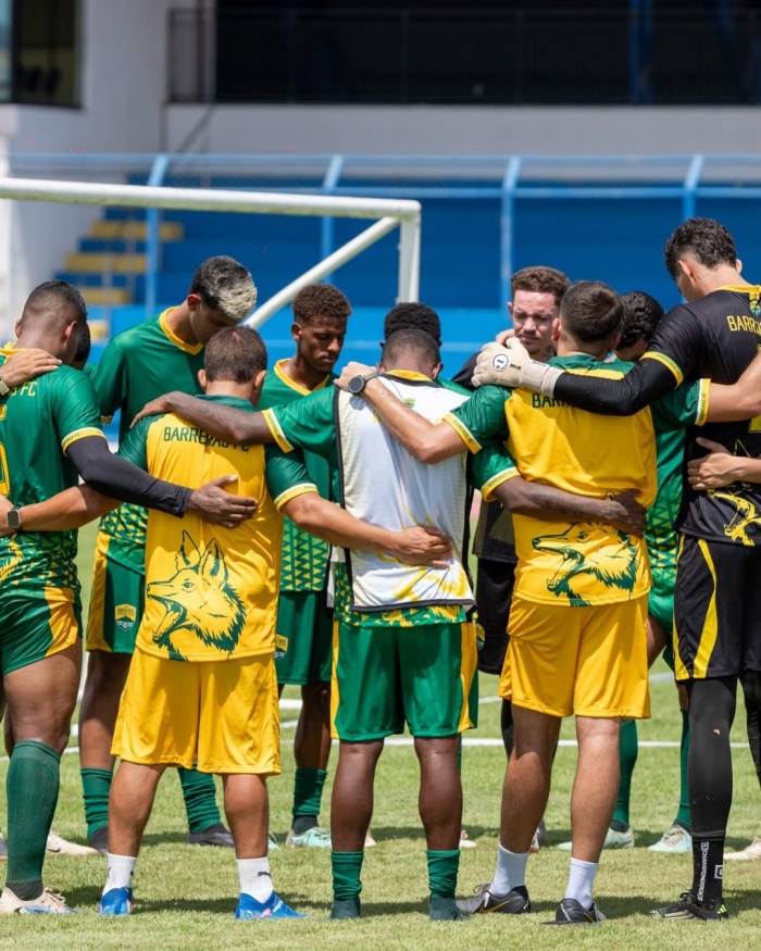 Jogadores do Barreiras FC realizam treinamento físico e tático no Estádio Geraldão durante preparação para o Campeonato Baiano Série B.