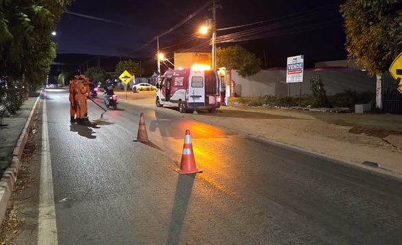 Militares do 20º BBM realizam limpeza de óleo derramado em rodovia do oeste baiano para prevenir acidentes.