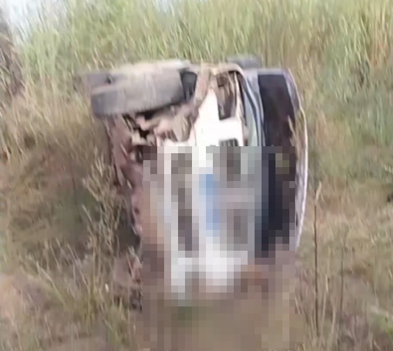 Caminhonete envolvida em acidente após sair da pista na BR-135, em Riachão das Neves, onde uma mulher morreu.