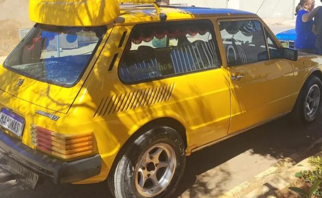 Brasília Amarela dos Mamonas Assassinas estacionada em Irecê, preservada pela família de Dinho como símbolo da história da banda.