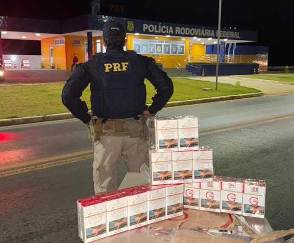 Carga com centenas de caixas de cigarros contrabandeados apreendida pela PRF durante fiscalização na BR-349, em Correntina, no oeste da Bahia.