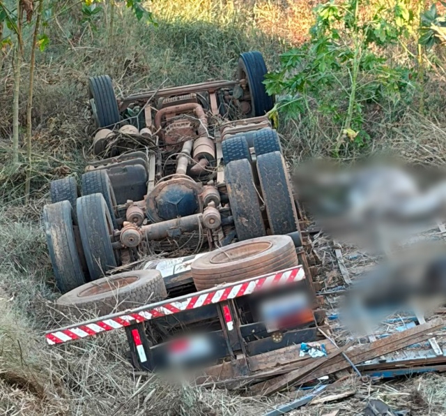Carreta carregada com gado tombada às margens da BR-242, na região da Serra da Piragiba, em Muquém do São Francisco, após acidente que deixou duas vítimas fatais.