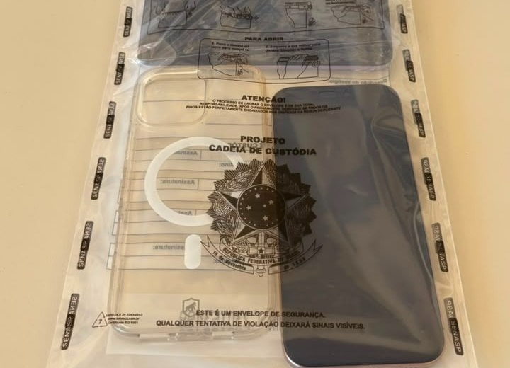 Policiais civis exibem dois celulares recuperados após furtos registrados durante os festejos de aniversário de Santa Maria da Vitória, no oeste da Bahia.