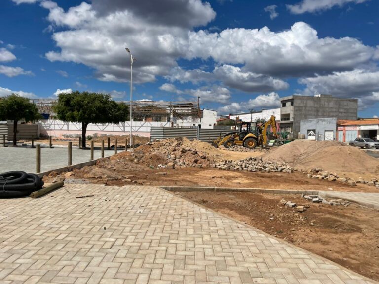 Centro de Abastecimento de Ipupiara durante obras de reforma avaliadas em R$ 2,2 milhões, alvo de questionamentos da oposição e da população.