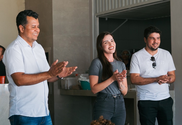 Cinthya Marabá ao lado dos vereadores Bruno Mendes e Rafael Lacerda durante reunião com lideranças políticas em Santa Rita de Cássia, no Oeste da Bahia.