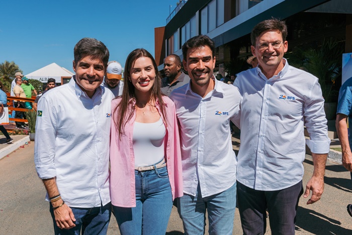 Cinthya Marabá durante evento político em Luís Eduardo Magalhães, acompanhada por lideranças e apoiadores no lançamento de sua pré-candidatura.