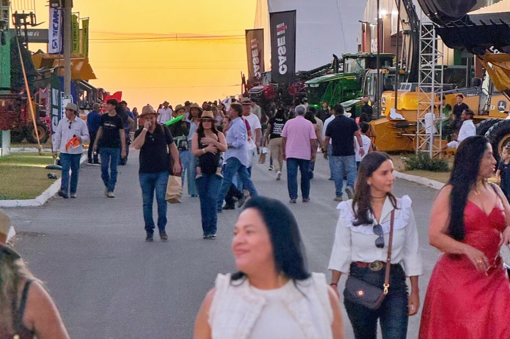 Comitivas internacionais, autoridades e lideranças do agronegócio visitam a Bahia Farm Show 2026 em Luís Eduardo Magalhães, fortalecendo negócios e parcerias no setor agrícola.