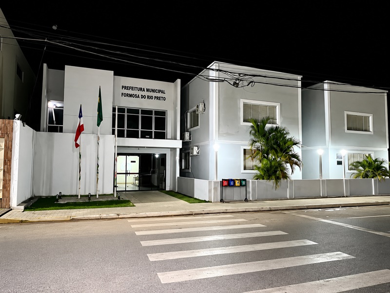 Fachada da Prefeitura de Formosa do Rio Preto com destaque para a abertura de concurso público com 294 vagas e oportunidades para diversos níveis de escolaridade.