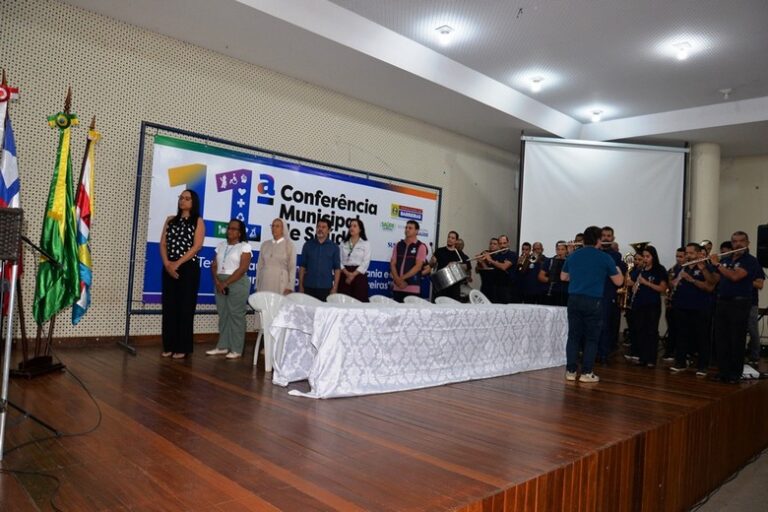 Participantes da Conferência Municipal de Saúde durante debates sobre políticas públicas em Barreiras.