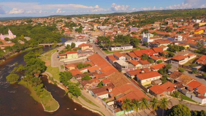 Crianças e adolescentes em ambiente de acolhimento institucional recebendo acompanhamento e proteção dos serviços públicos em Correntina.