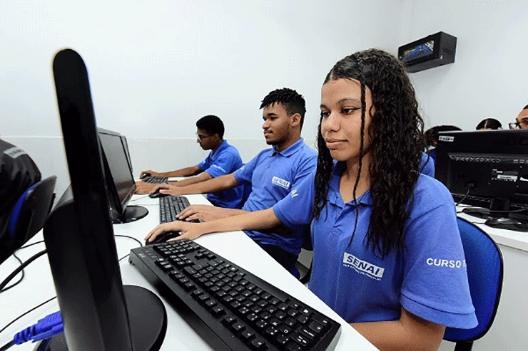 Fachada de unidade do SENAI Bahia com divulgação de vagas para cursos técnicos semipresenciais em Barreiras e Luís Eduardo Magalhães.