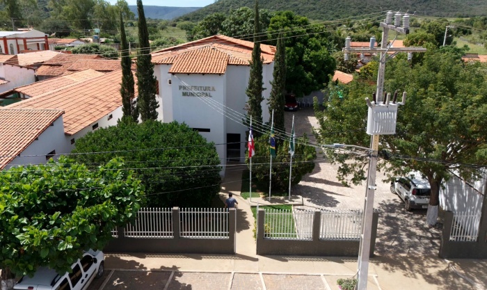 Painéis de energia solar instalados em prédios públicos de Muquém do São Francisco após investimento de R$ 3,26 milhões.