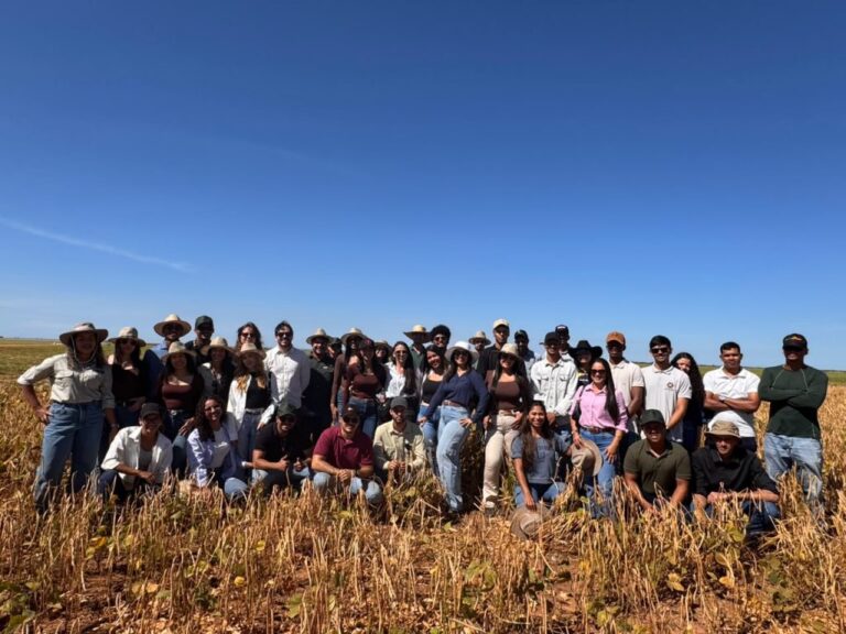 Estudantes dos cursos de Agronomia e Agricultura do IFSertãoPE durante visita técnica em propriedades rurais e na Bahia Farm Show, em Luís Eduardo Magalhães, no Oeste da Bahia.