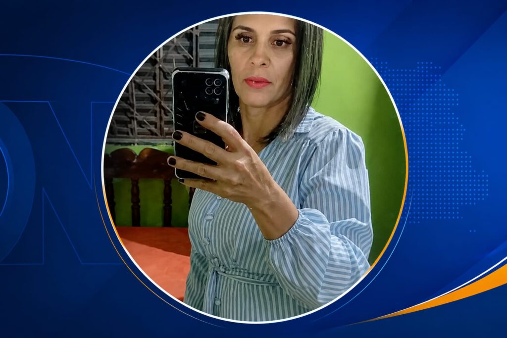 Viatura policial no local onde uma mulher foi morta a tiros dentro de um ônibus em Correntina, no oeste da Bahia.