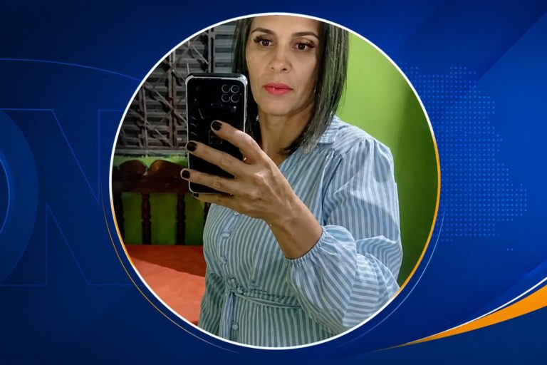 Viatura policial no local onde uma mulher foi morta a tiros dentro de um ônibus em Correntina, no oeste da Bahia.