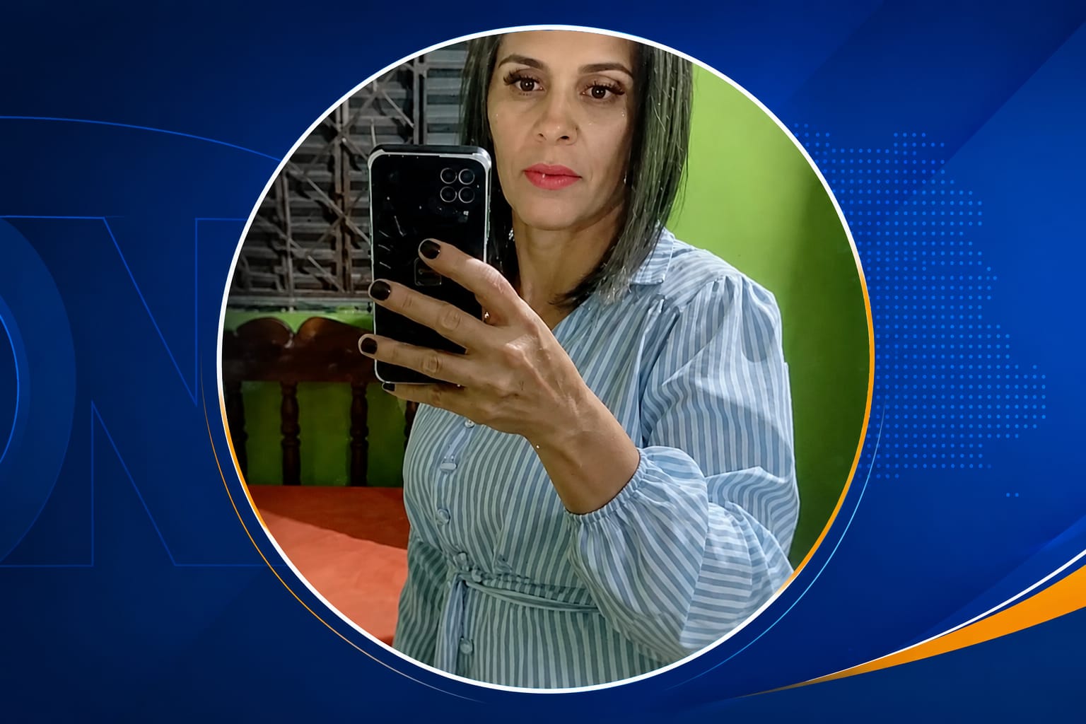 Viatura policial no local onde uma mulher foi morta a tiros dentro de um ônibus em Correntina, no oeste da Bahia.