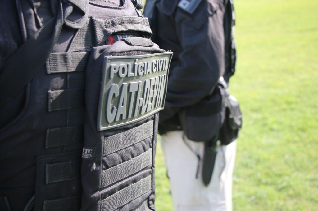 Policiais civis durante operação que resultou na prisão de um homem foragido da Justiça de Goiás na zona rural de Santa Maria da Vitória, no oeste da Bahia.