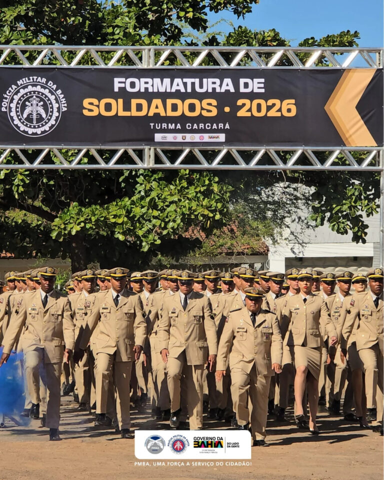 Novos policiais militares durante cerimônia de formação no 10º BEIC.