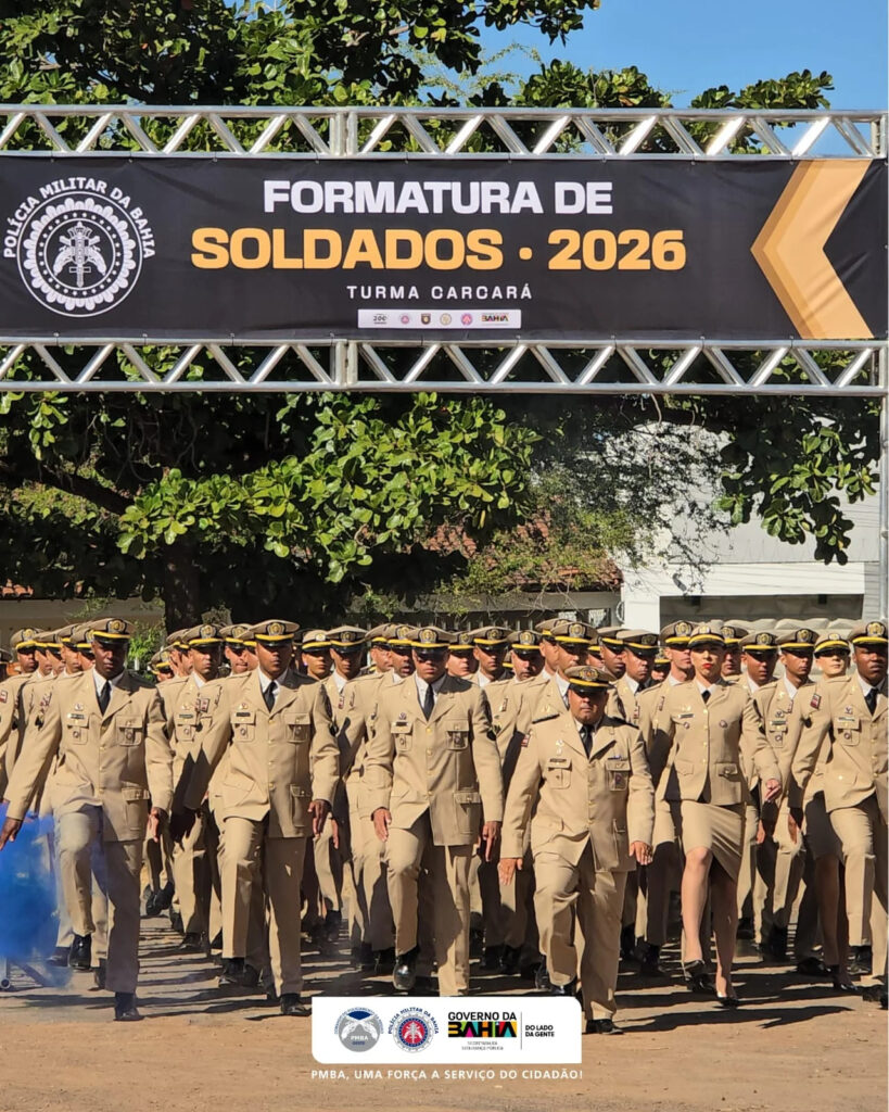 Novos policiais militares durante cerimônia de formação no 10º BEIC.
