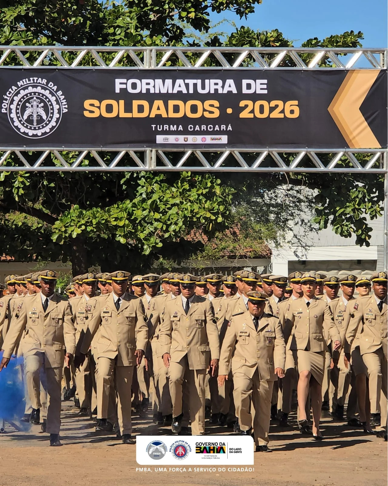 Novos policiais militares durante cerimônia de formação no 10º BEIC.