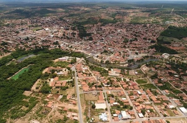 Cidade de Correntina com céu nublado e clima frio durante o inverno no oeste da Bahia.