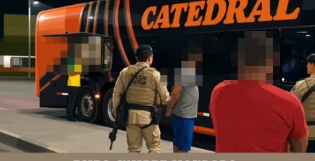Policiais militares da 83ª CIPM durante ação que resultou no cumprimento de um mandado de prisão no Terminal Rodoviário de Barreiras.