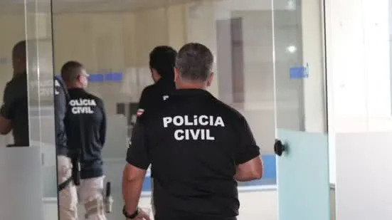 Equipes de socorro e policiais atendem ocorrência de tentativa de homicídio no bairro Vila Nova, em Barreiras.