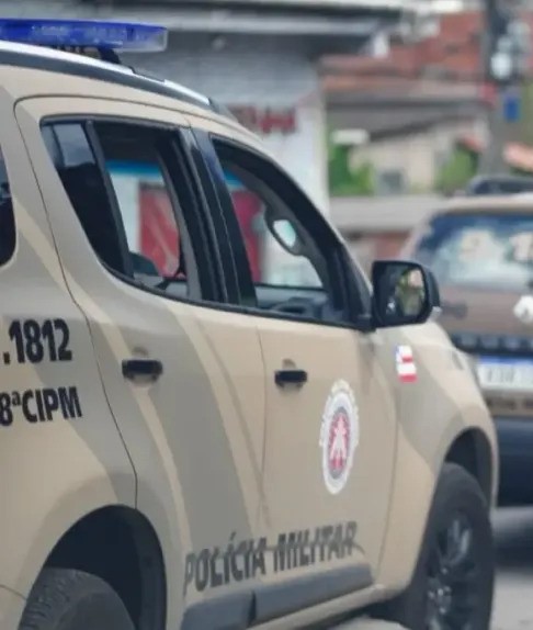 Equipes da Polícia Militar e do DPT durante atendimento de ocorrência de homicídio no Loteamento Flor do Cerrado, em Barreiras.