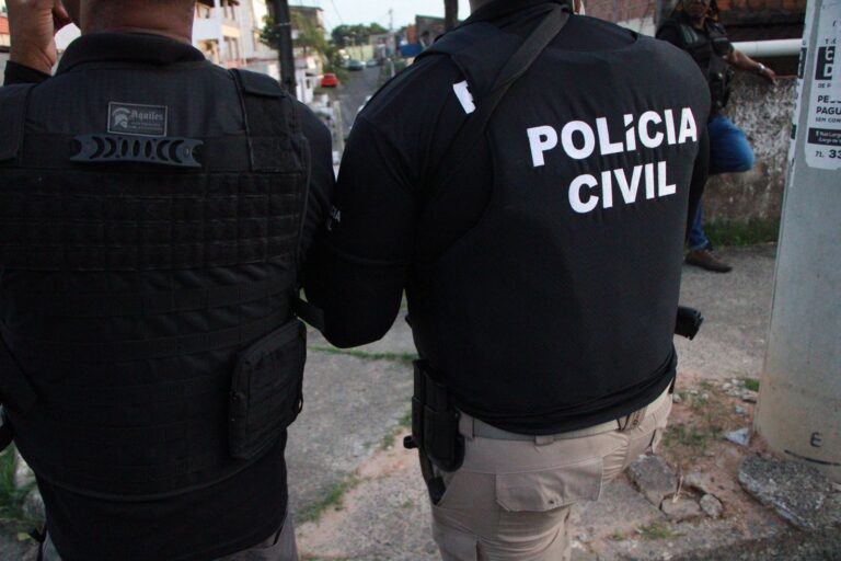 Policiais civis durante ação que resultou na prisão de um homem investigado por lesão corporal no contexto da Lei Maria da Penha em Jaborandi, no oeste da Bahia.