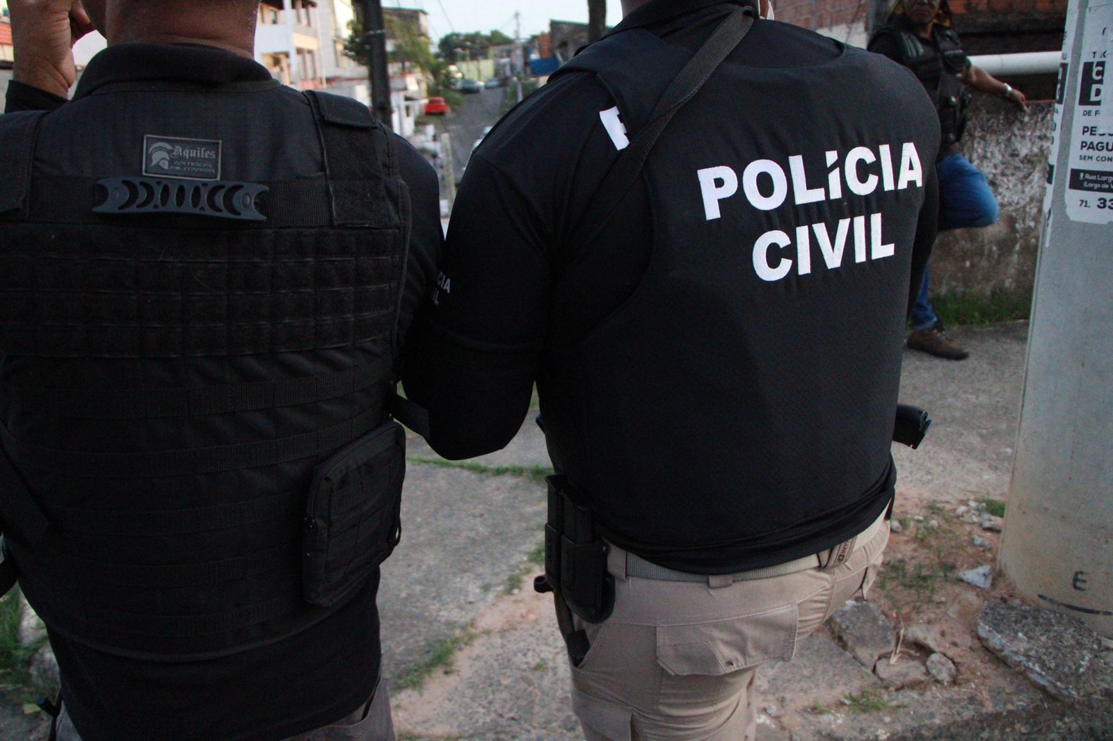 Policiais civis durante ação que resultou na prisão de um homem investigado por lesão corporal no contexto da Lei Maria da Penha em Jaborandi, no oeste da Bahia.