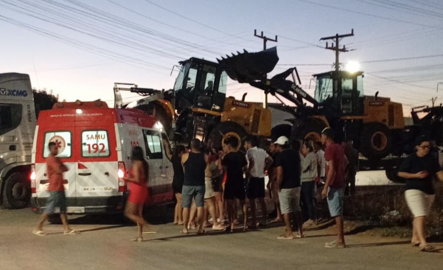 Movimentação de equipes de resgate após acidente envolvendo descarga elétrica em Luís Eduardo Magalhães.